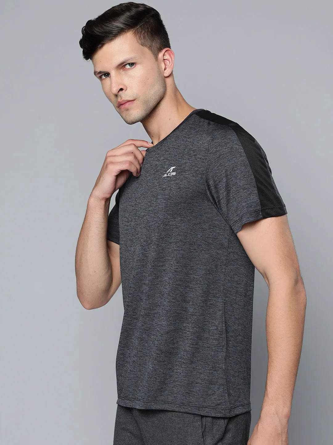 Alcis Men Black Solid Slim Fit T-shirt