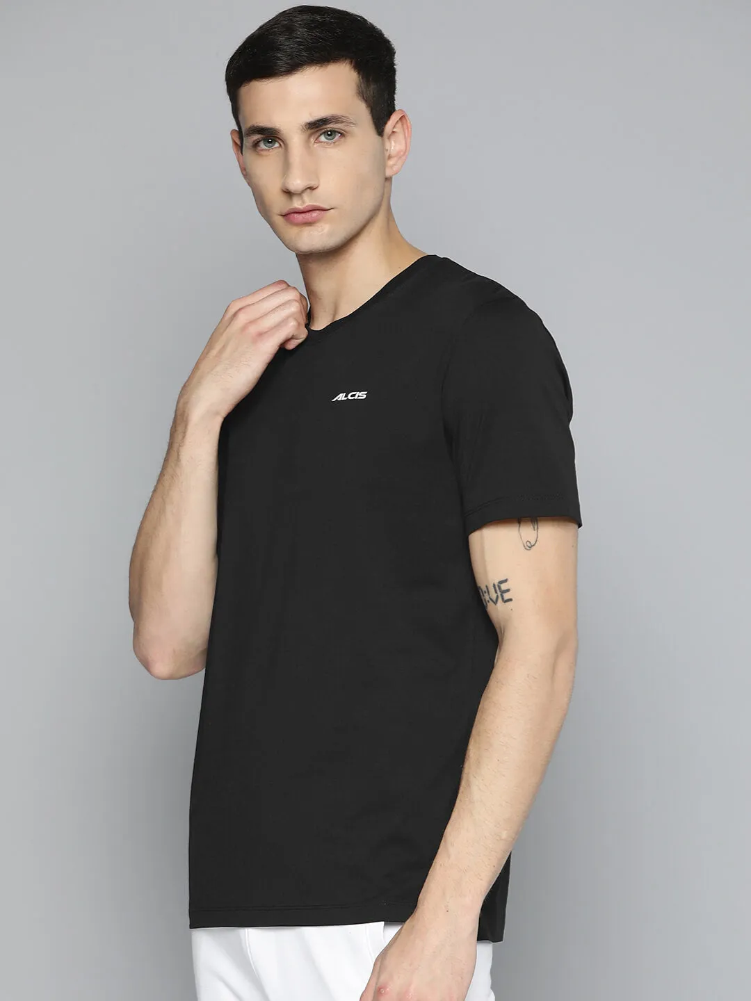 Alcis Men Black Typography Printed Slim Fit T-shirt